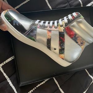 New in Box Badgley Mischka Mens 10.5 Arthur HIGH TOP SNEAKER Silver Floral